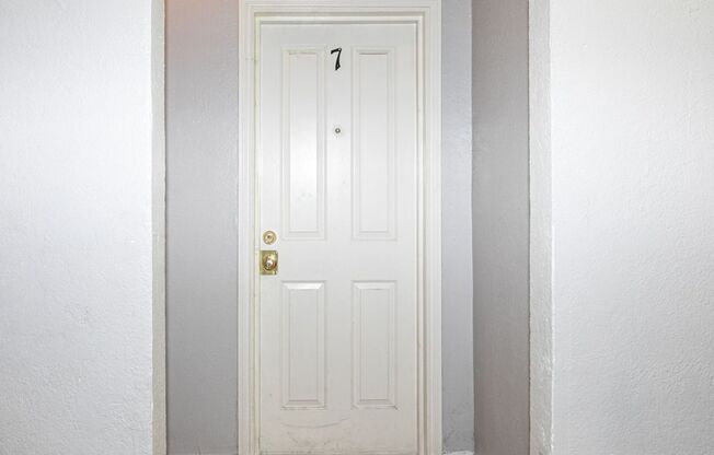 Studio, 1 bath, 196 sqft, $900, Unit 7