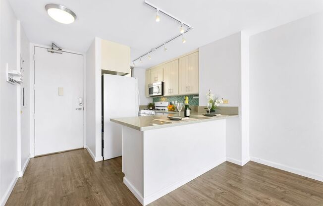 Views of Waikiki - 2 Bed/1 Bath Located in the Plumeria Hale (Kapiolani) Available NOW! (Price Reduction)