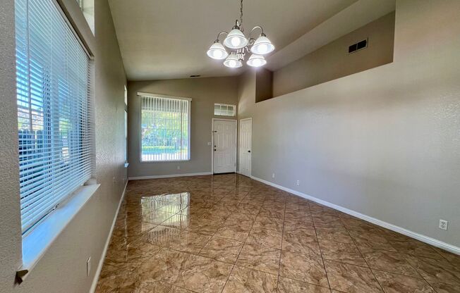 Beautiful and Spacious Single Story 4 bed/2 bath with 3 car garage in Elk Grove!