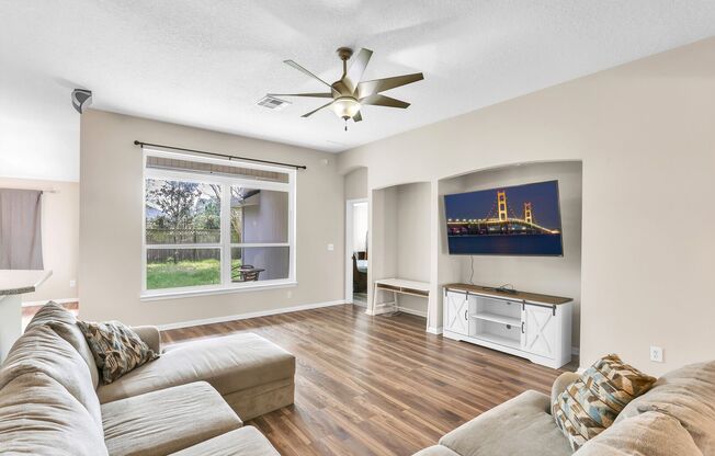 4 bedroom/ 2 bathroom home in Heritage Landing!