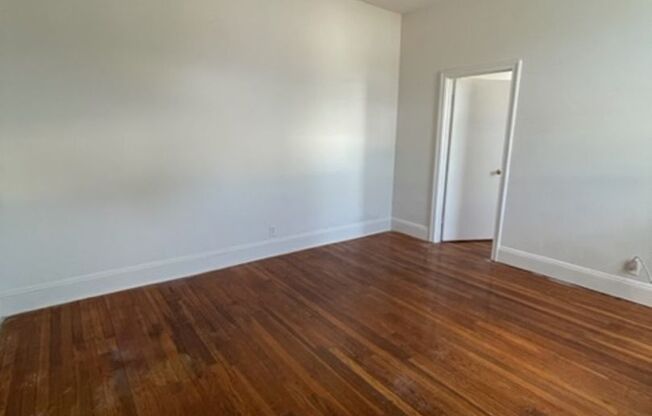 1 bed, 1 bath, $1,800, Unit Apt 4 - 24 Bay Ave