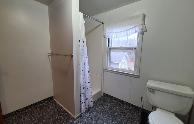 3 beds, 2 baths, $1,600