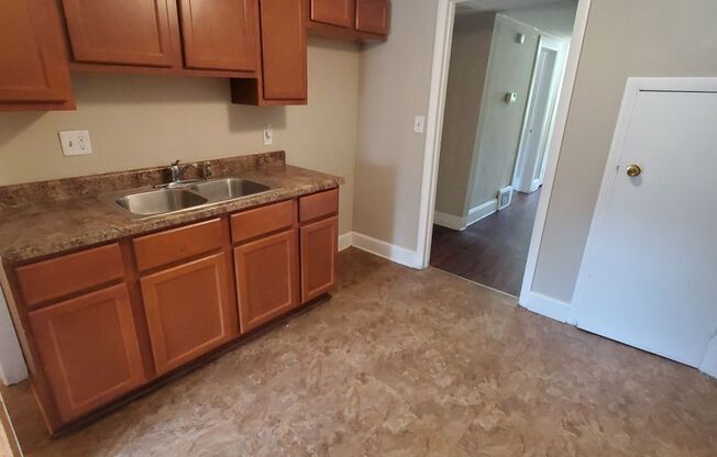 2 beds, 1 bath, 711 sqft, $995, Unit Upper