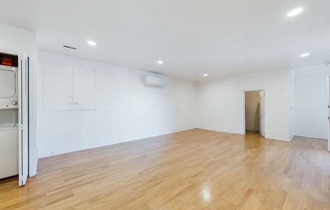 Studio, 1 bath, $2,500, Unit # #B