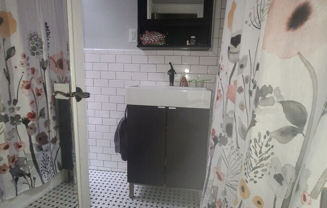 Modern, bright 1 bedroom in the heart of Rittenhouse