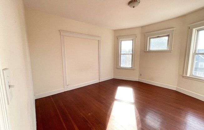 3 beds, 1 bath, $3,200, Unit 3