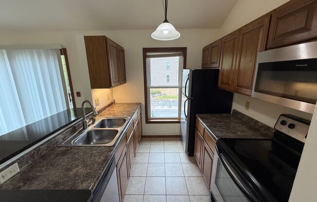 2 beds, 2 baths, 950 sqft, $1,750, Unit 7633CC