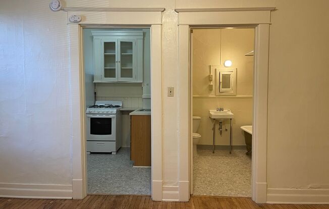 Studio, 1 bath, 320 sqft, $1,095, Unit 02