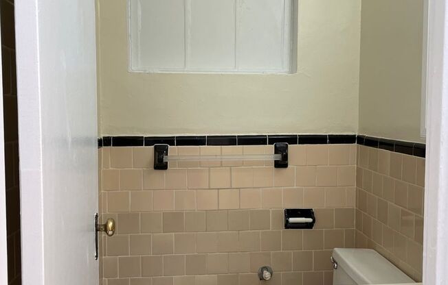 Studio, 1 bath, 300 sqft, $1,522, Unit 321