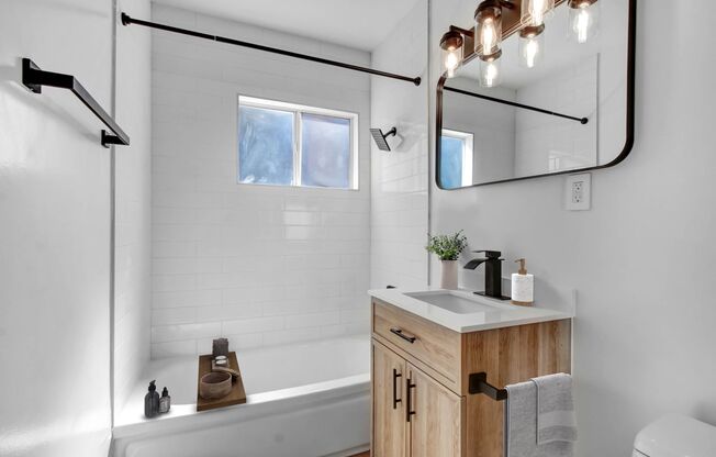 Newly renovated studio apartment with parking available in Burbank!