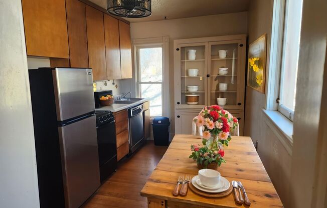 1 bed, 1 bath, 700 sqft, $1,050, Unit 716 EB 2