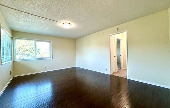 Montavilla Upstairs Townhouse~ Off Street Parking~ 89 Walk Score~ 99 Bike Score~ Pets Welcome!