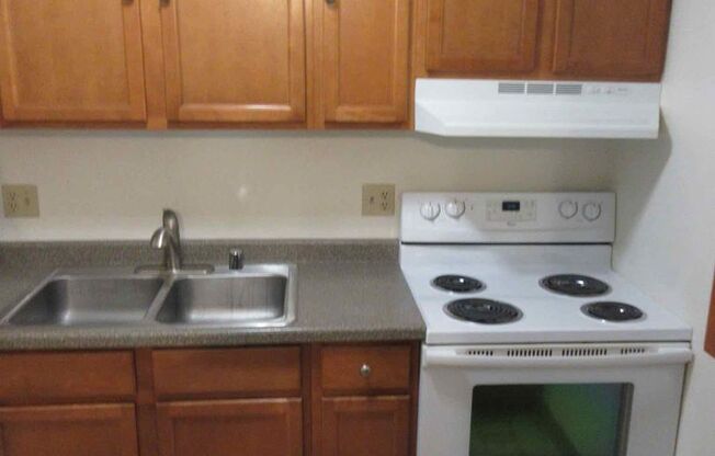 2 beds, 1 bath, $1,075, Unit 15623 - 09