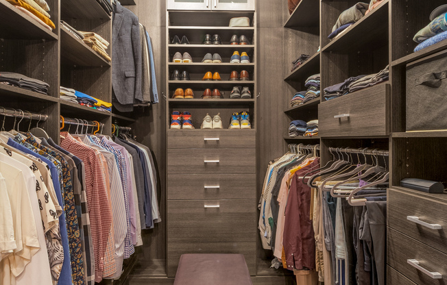 521 W 47 ST