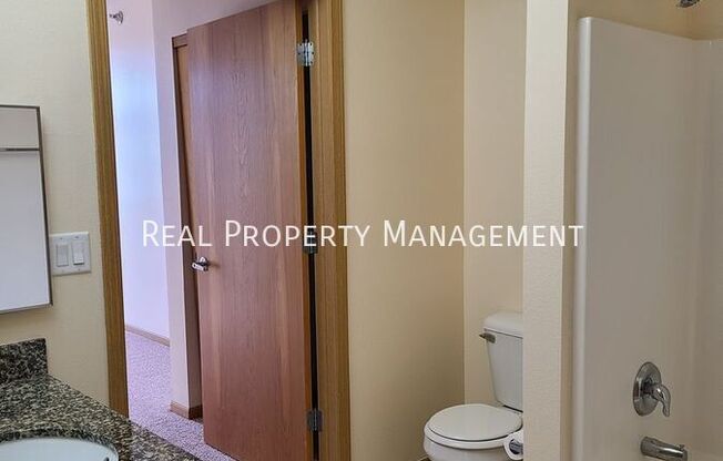 2121 S KINNICKINNICK AVE