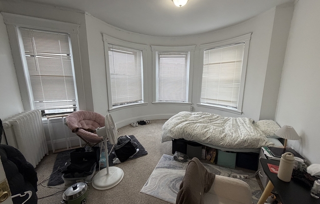 2 beds, 1 bath, $3,100, Unit 20