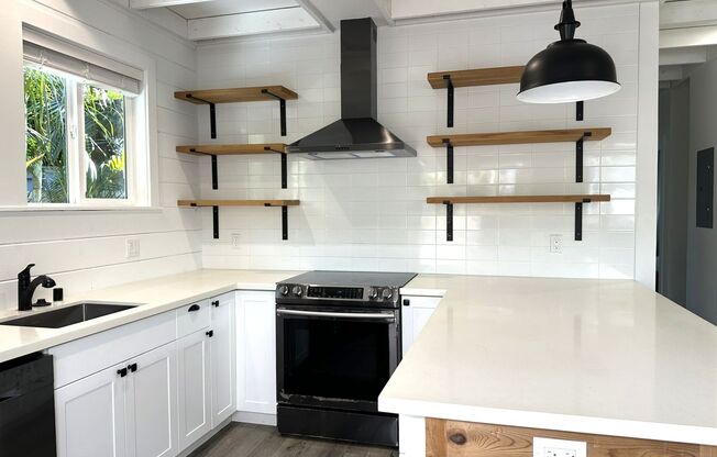 Aina Haina - Charming 2BR/1BA/Street Parking Only