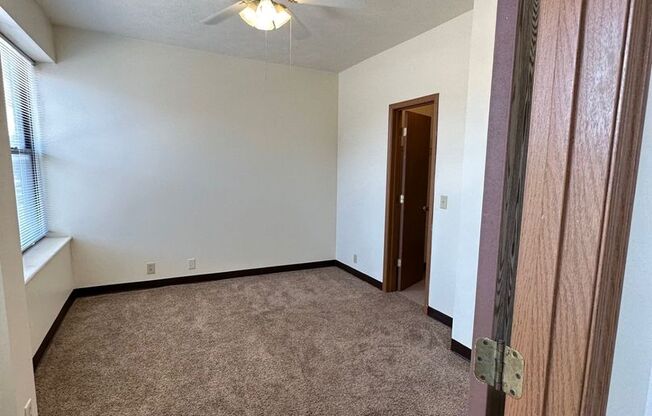 2 beds, 1 bath, 752 sqft, $750, Unit 617 N.12TH ST. #3