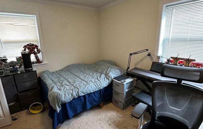 2 beds, 1 bath, $3,000, Unit 5