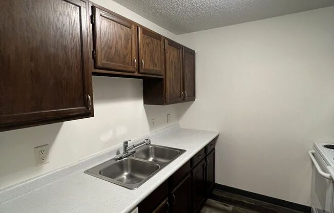 2 beds, 1 bath, $800, Unit 101