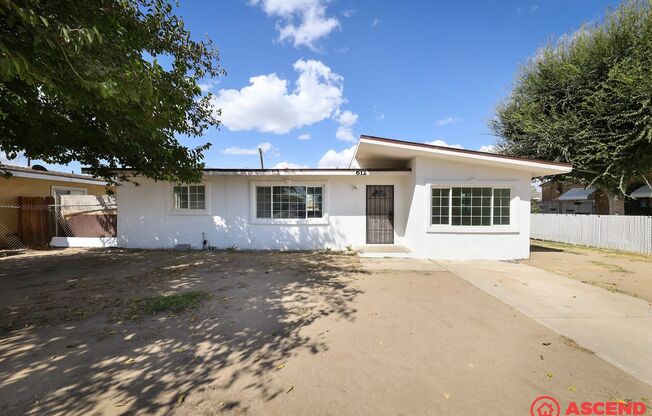 Cute Home MOVE IN SPECIAL In Central Bakersfield!