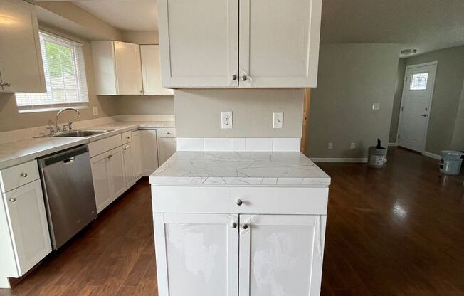 2 beds, 1 bath, 945 sqft, $1,575, Unit 037