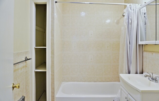 3 beds, 1 bath, 1,450 sqft, $2,950, Unit 2
