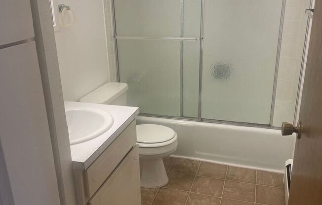 1 bed, 1 bath, $1,050, Unit 2927 State Farm Road #5