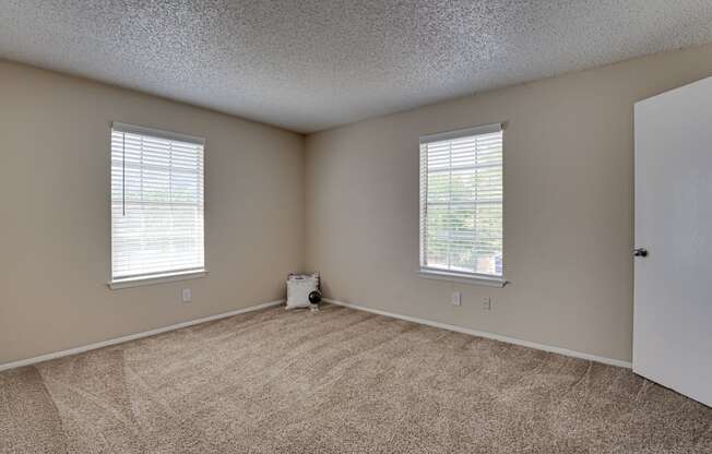 spacious living room with carpet  at Arbors Of Cleburne, Cleburne, TX