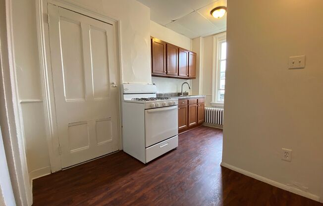 Oakland Three Bedroom Apartment with Large Back Yard! Call Today!