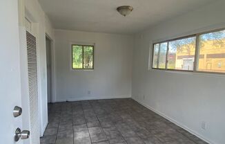 1 bed, 1 bath, $800, Unit Unit 1