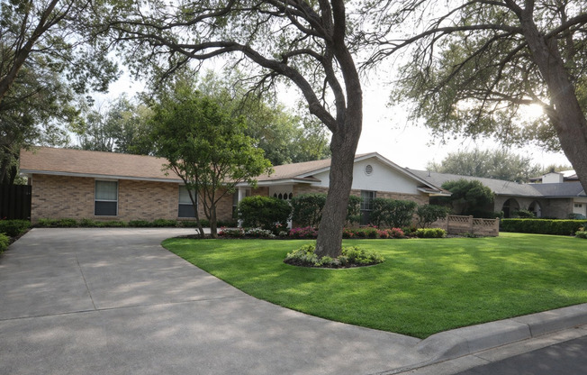 Spacious 4 bedroom 2 bath home in Camelot II