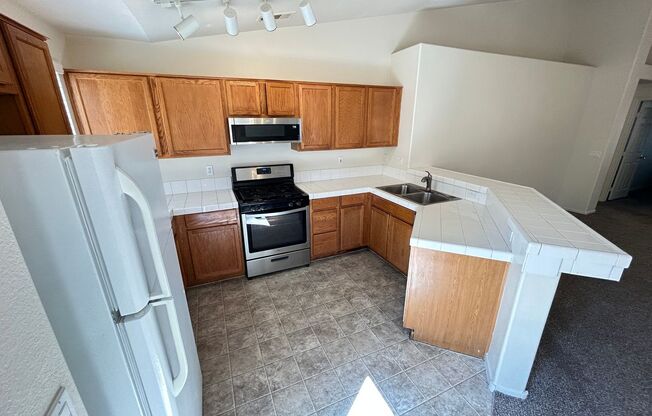Cozy 3Bed/2Bath/2Car Residence located in beautiful Summerlin!