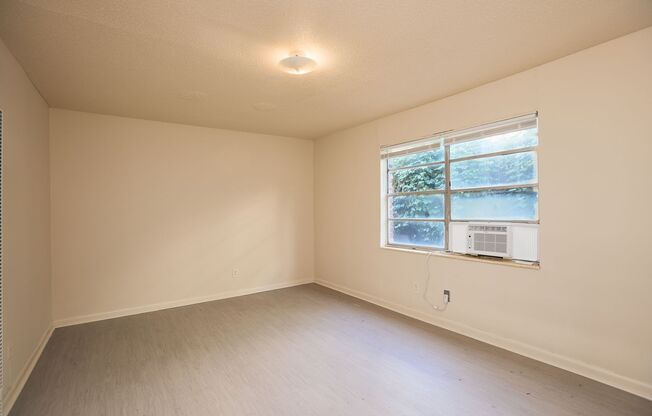 1 bed, 1 bath, 700 sqft, $950, Unit 1171 Woodland Ave #2
