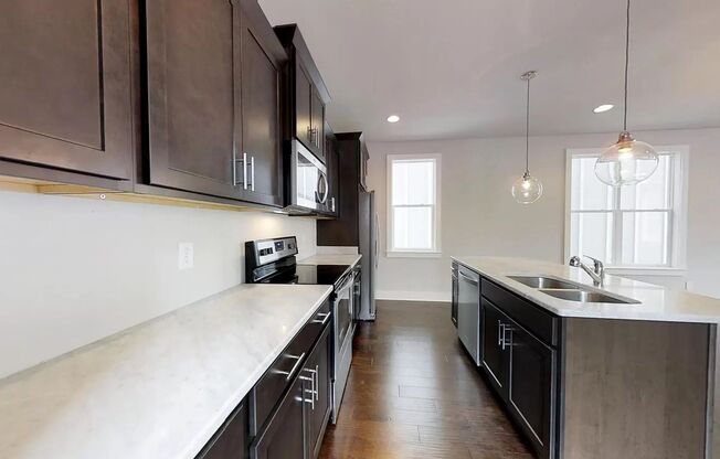 Stylish Home Near Downtown with En-Suite Bedrooms & Community Trail