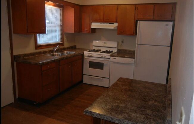 3 beds, 1.5 baths, $1,050, Unit 4542