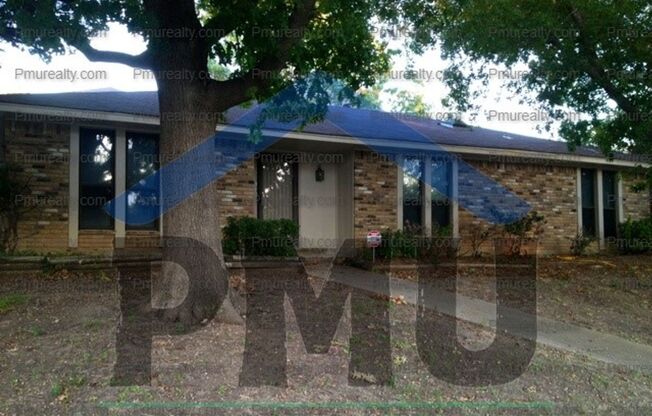 AVAILABLE NOW!!! Beautiful 3/2/2 house located in the desirable DeSoto area