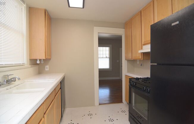 2 beds, 1 bath, $1,595