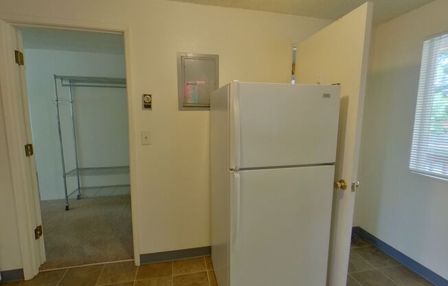 2 beds, 1 bath, $1,200, Unit 3