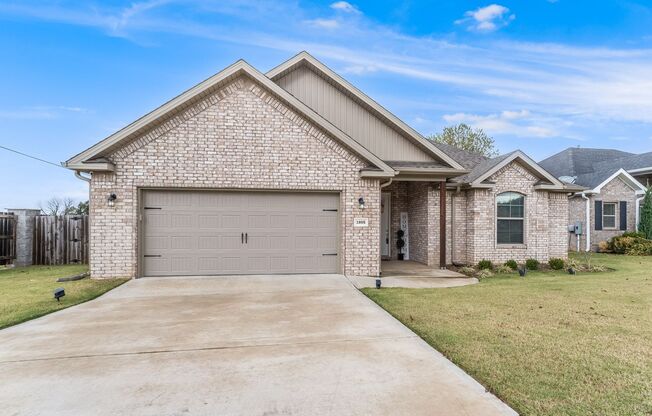 Charming 3-Bed, 2-Bath Pet-Friendly Rental in Pea Ridge with Spacious Layout!