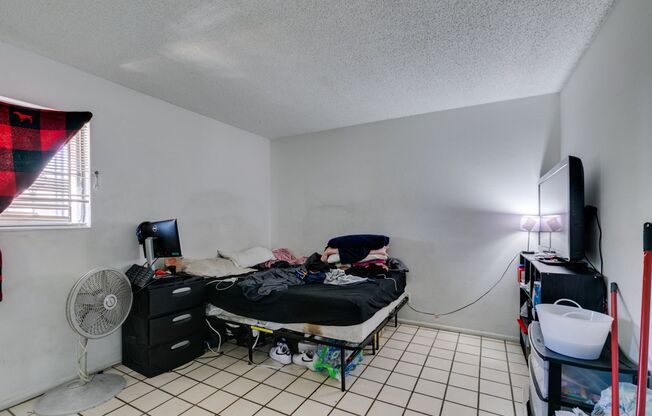 3 beds, 2 baths, $1,400