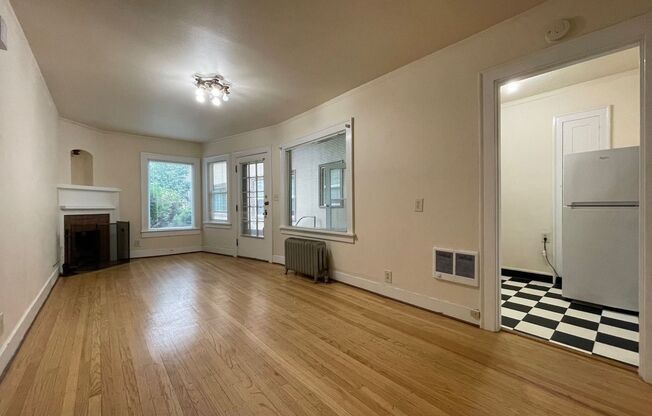 Buckman Charmer Studio~ Quick Access to Big City Amenities~ Onsite Laundry~ Fur Babies Welcome!