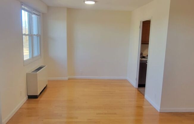 2 beds, 1 bath, 860 sqft, $1,995, Unit 4W