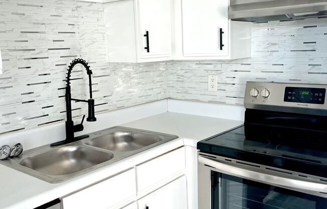 2 beds, 1 bath, 770 sqft, $1,595