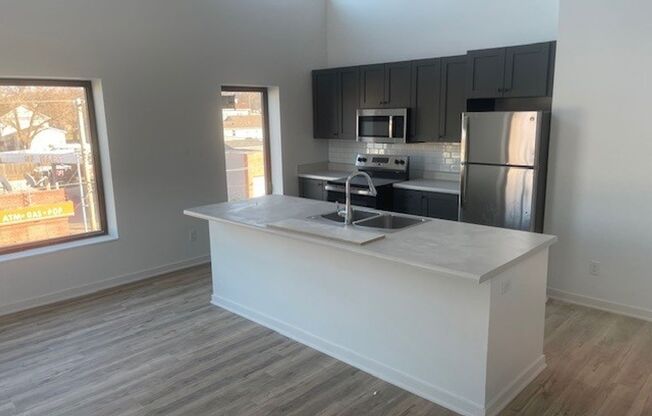 3 beds, 1 bath, 1,048 sqft, $1,530, Unit Unit #302