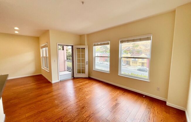 2BD/2BA Spacious Crocker Amazon Condo, Gated Community, Parking! Laundry! PROGRESSIVE