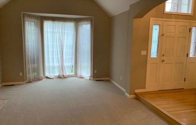 Sammamish 4 bedroom/2.5 bath Beautiful Traditional home 4200.00 **800.00 rent credit***
