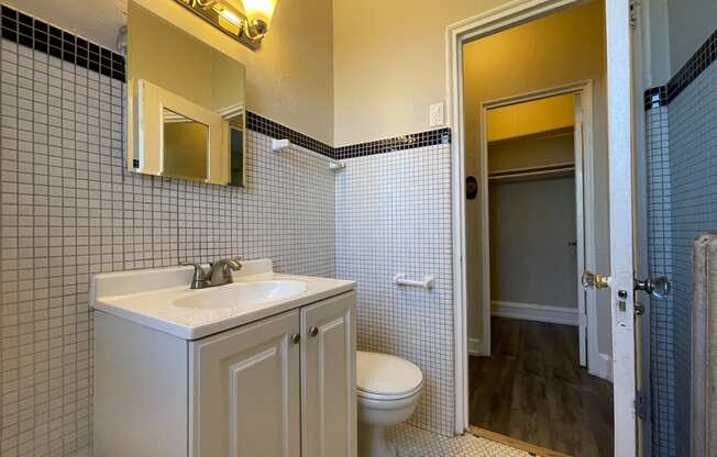 Tiled Bathroom at 1033 W Loyola, Chicago, Illinois