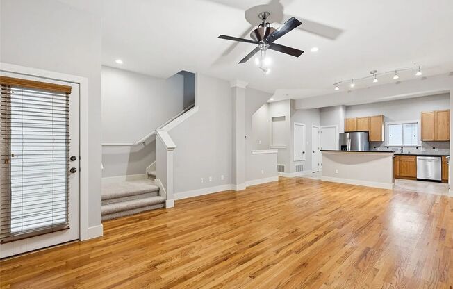 Charming 2 Bedroom Condo in the heart of Oaklawn!