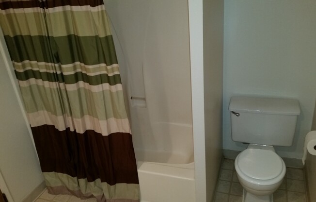 2 beds, 1 bath, 907 sqft, $1,200, Unit B205